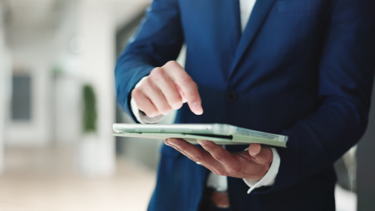 Uomo d'affari che tocca e scorre su un tablet digitale.