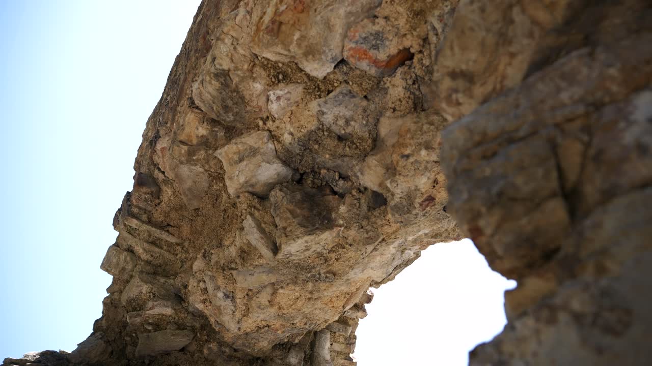 butrint, albania, vista de un arco de piedra, un elemento de las ruinas de un edificio antiguo