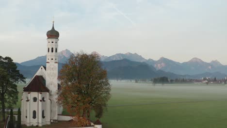 iglesia de neuschwanstein mañana brumosa en otoño | 4k | dji mavic 2 pro d-log - perfecto para gradación de color