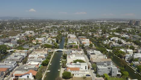 drone vliegt op zomerdag boven de grachten van venetië in los angeles, californië