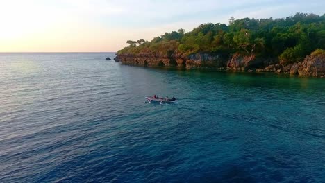 Foto-De-Seguimiento-Siguiendo-Un-Jukung-Indonesio-A-Lo-Largo-De-Las-Líneas-Costeras-De-La-Isla-Moyo