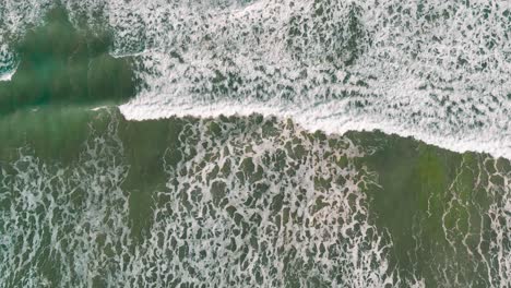 fotografía cenital de hermosas olas suaves en el pacífico océano azul
