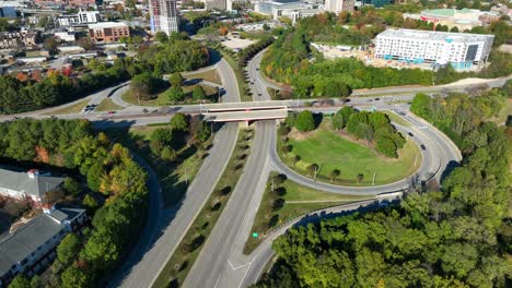 Kleeblatt-Austausch-Mit-Kreuzendem-Verkehr-Und-Umliegendem-Grün-In-Der-Amerikanischen-Stadt