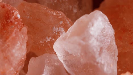 la sal rosa del himalaya es super macro de cerca. debido principalmente a los costos de comercialización, la sal rosa del himalaya es hasta veinte veces más cara que la sal de mesa o marina.