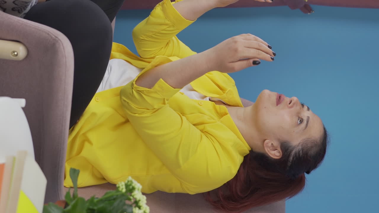 창문 앞에서 기도하는 무슬림 여성의 수직 비디오.