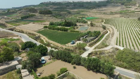 las imágenes elevadas de los drones muestran campos agrícolas y carreteras rurales, ofreciendo una vista a vista de pájaro del campo organizado pero natural.