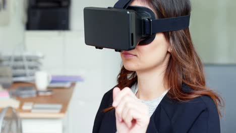 Weibliche-Führungskraft-Mit-Virtual-Reality-Headset