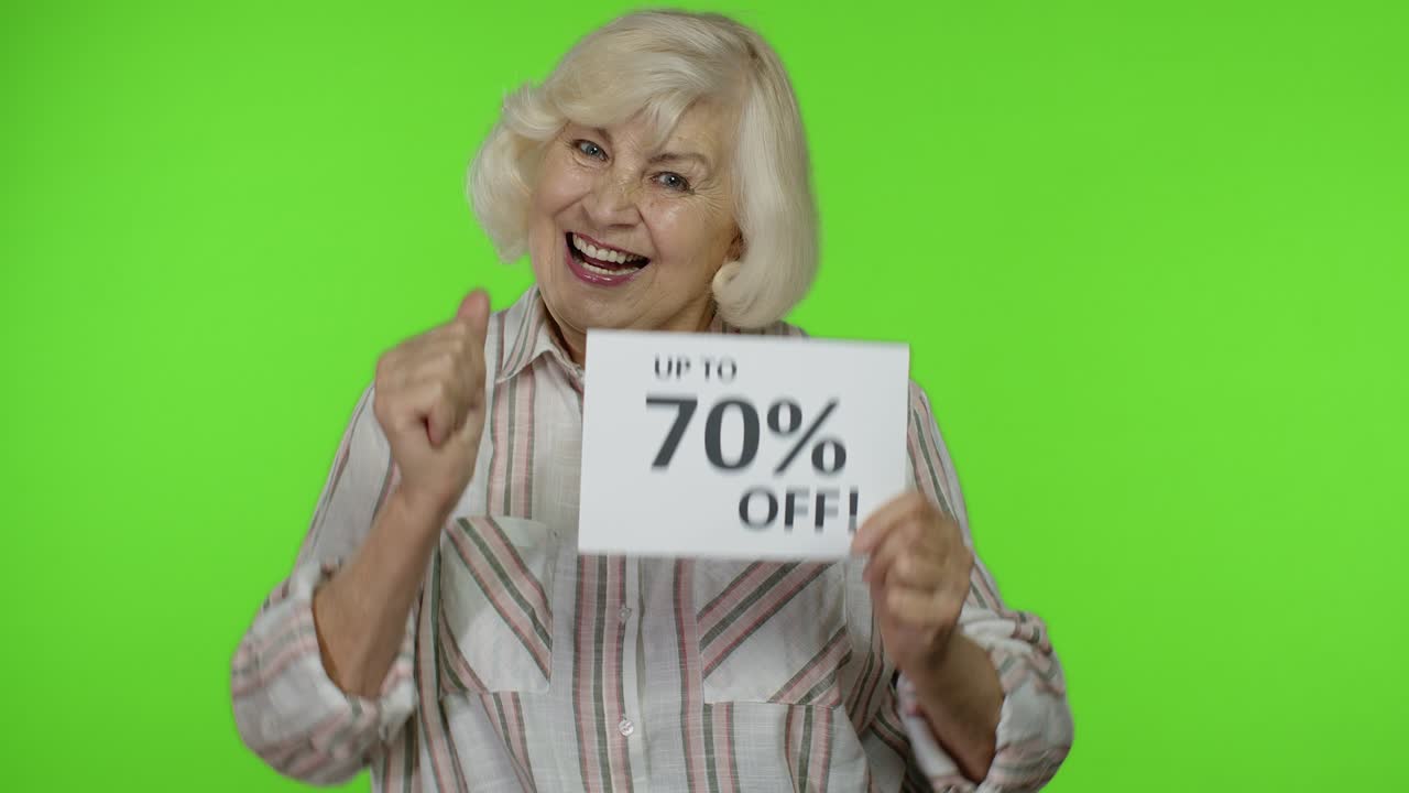 abuela mayor mostrando hasta un 70 por ciento de descuento en el letrero de inscripción, disfrutando de descuentos. llave de croma