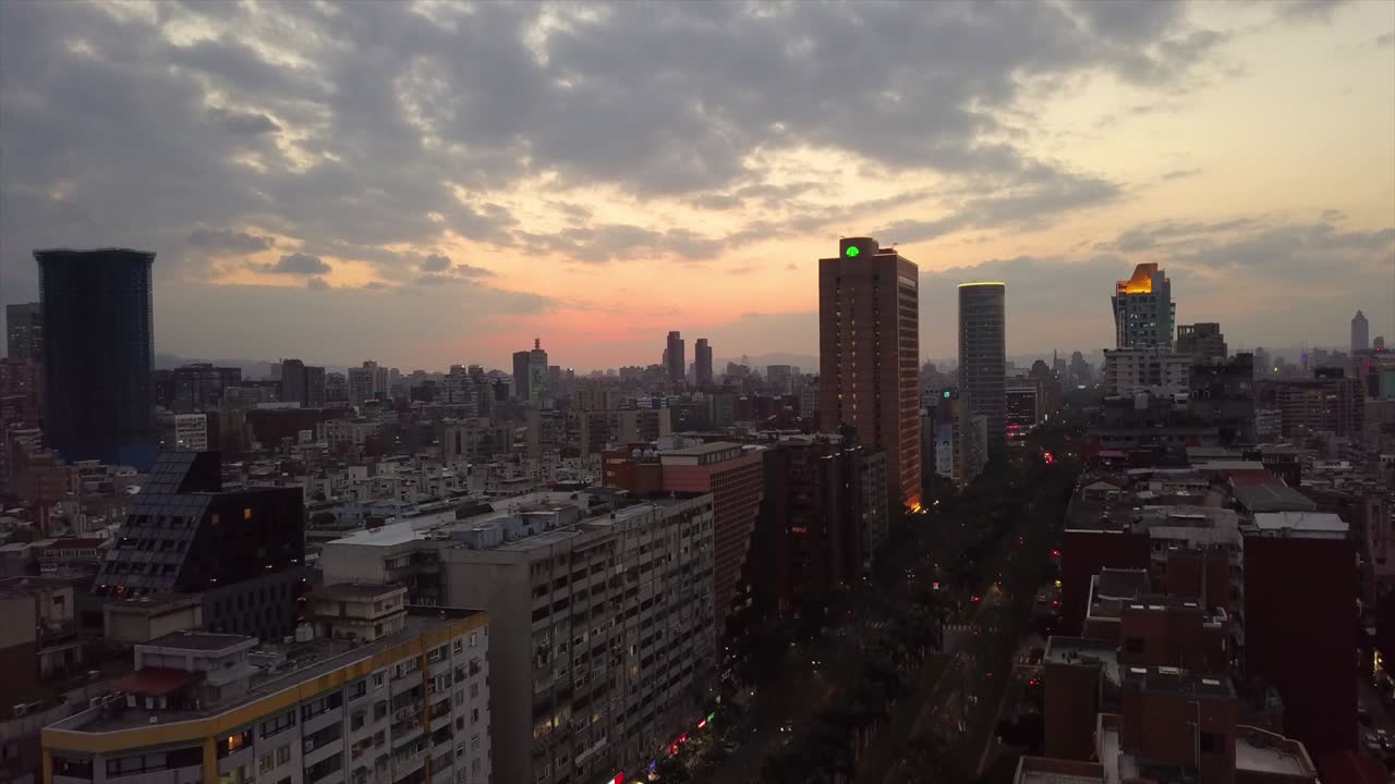taiwán puesta de sol cielo nocturno iluminado taipei paisaje urbano alto panorama aéreo 4k