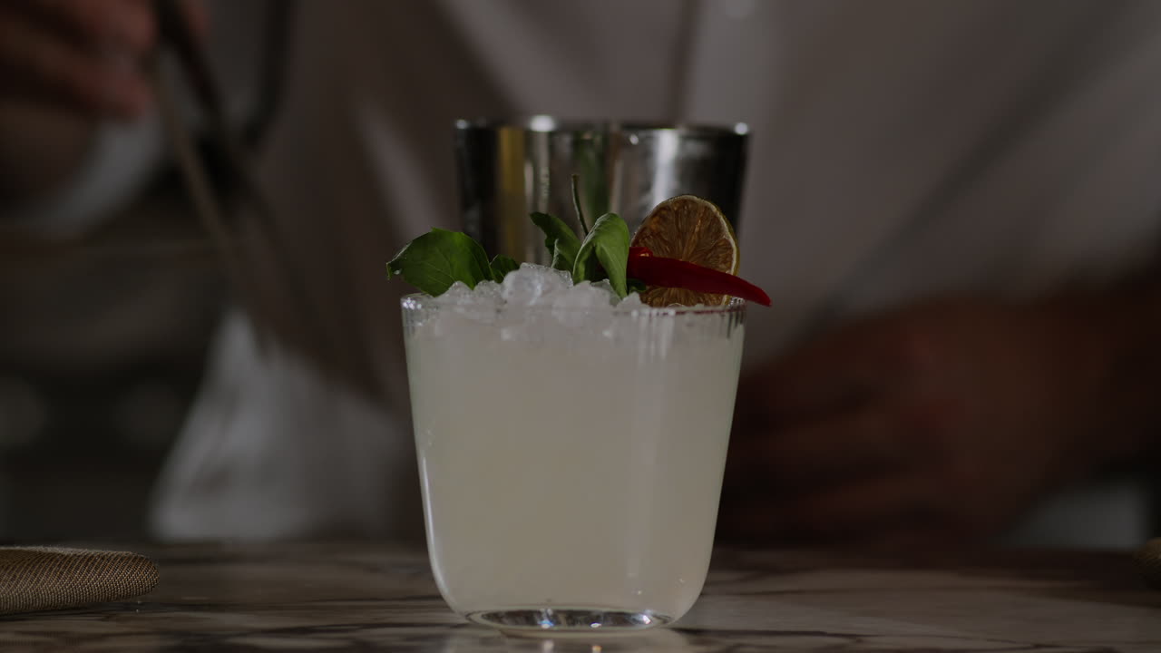 adornando una margarita con un chile tailandés