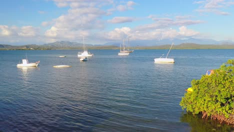 Fliegen-Sie-über-Den-Pool-Des-Strandresorts-In-Bahia-De-Las-Calderas,-Dominikanische-Republik