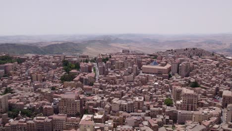 Vista-Aérea-De-La-Ciudad-De-Enna-Sobre-Una-Roca-Durante-El-Día,-Sicilia,-Italia