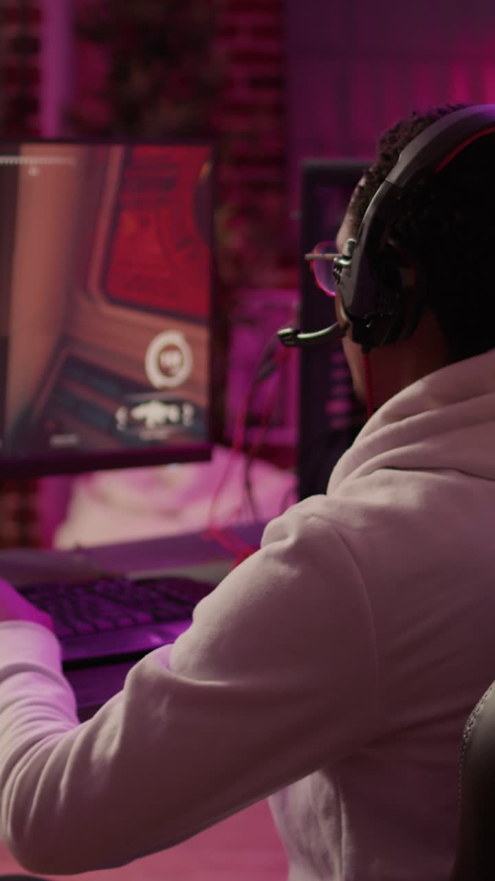 Persona che gioca ai videogiochi di notte