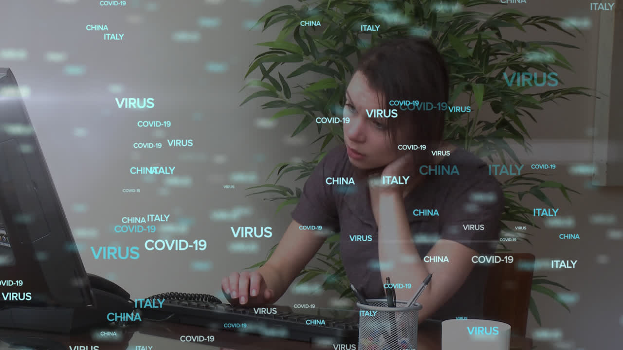 animación de las palabras virus, covid-19, italia y china escritas sobre una estudiante cansada usando una computadora portátil