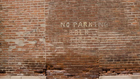 Pared-De-Ladrillo-Pintada-Sin-Señal-De-Estacionamiento