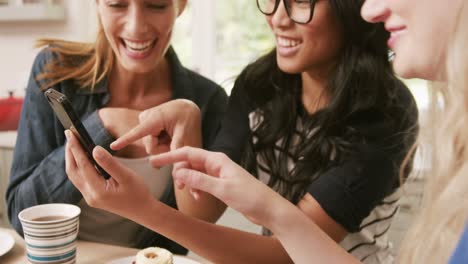 amigos felices usando teléfonos inteligentes