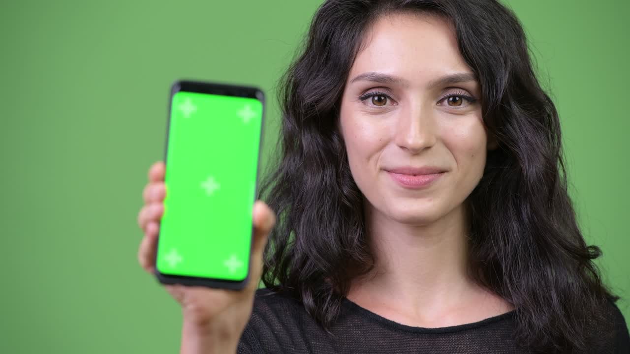 joven hermosa mostrando el teléfono