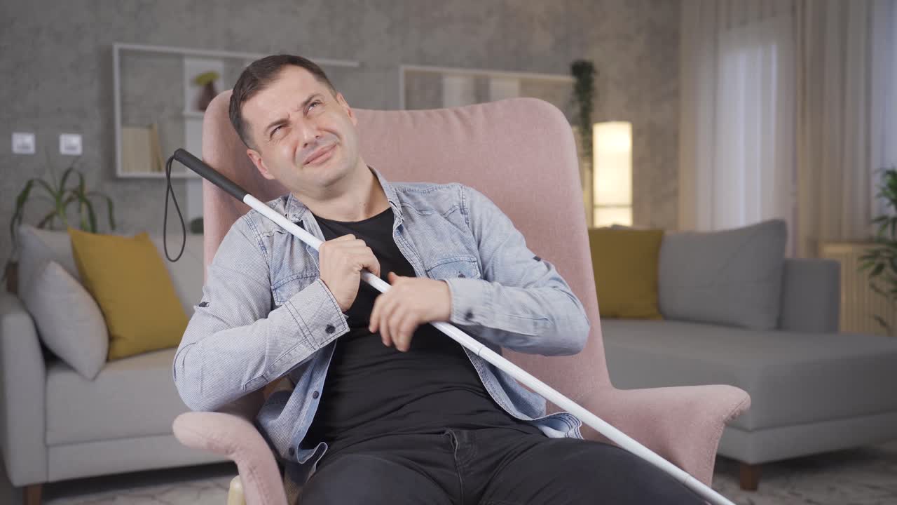 집에서 울고 있는 시각장애인.