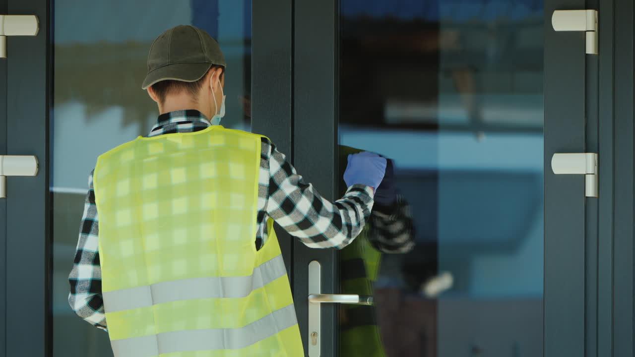 전염병 속에서 온라인으로 주문한 상품을 받는 여성