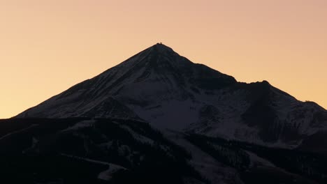 Filmischer-Blick-Auf-Einen-Einsamen-Berggipfel-Im-Big-Sky-Montana-Mit-Orangefarbenem-Sonnenuntergang