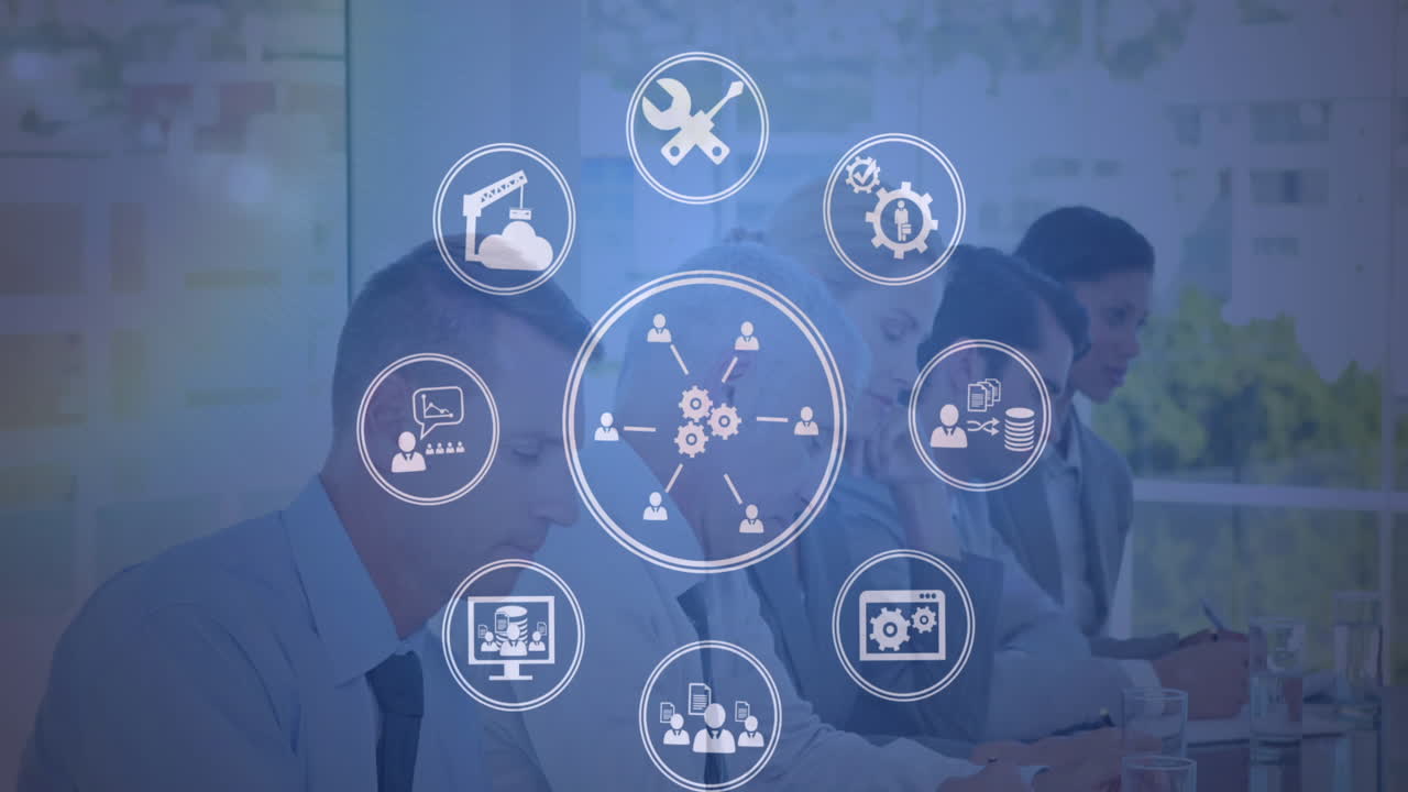 animación de iconos digitales girando sobre diversos empresarios discutiendo juntos en la oficina