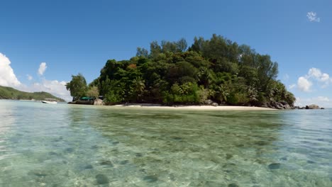 Seychellen,-St-Anne-Marine-Park,-Boot-Nähert-Sich-Der-Insel-Moyenne