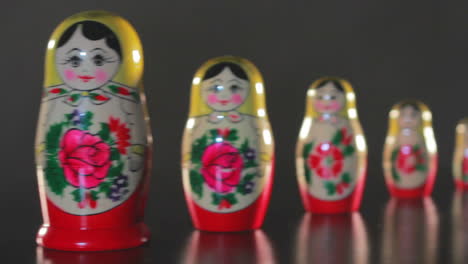 juguete vintage. muñecas de anidación hechas a mano. juguete de madera ruso. muñeca tradicional de rusia