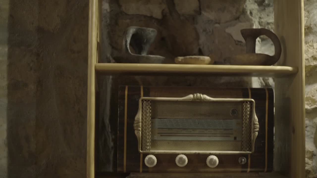 내부 전통적인 알제리 집 - 희미한 빛 - 카빌리아 - 느린 동작