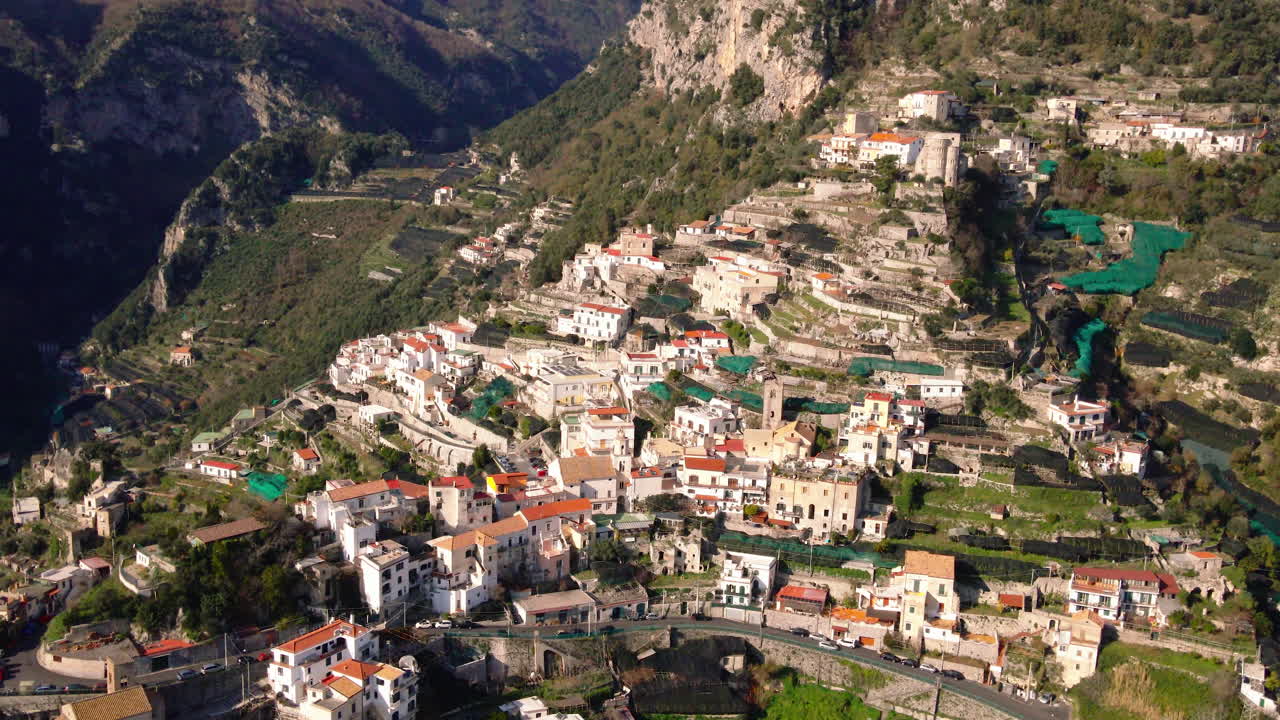 pintorescas casas de pueblo de amalfi vista aérea sobrevolando el idílico pueblo de montaña
