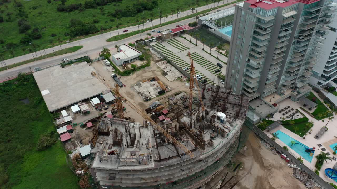 vista de los puentes sobre la grúa torre de construcción en el sitio de construcción en méxico