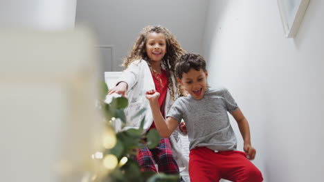 Aufgeregt-Rennen-Die-Kinder-Am-Weihnachtsmorgen-Die-Treppe-Hinunter,-Um-Geschenke-Auszupacken