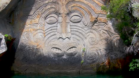 Neuseeland-Maori-Steinschnitzereien-Am-Taupo-See