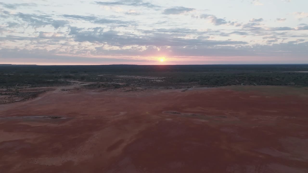 Avustralya taşra çölü üzerinde güzel bir gün doğumunu gösteren drone görüntüsü.
