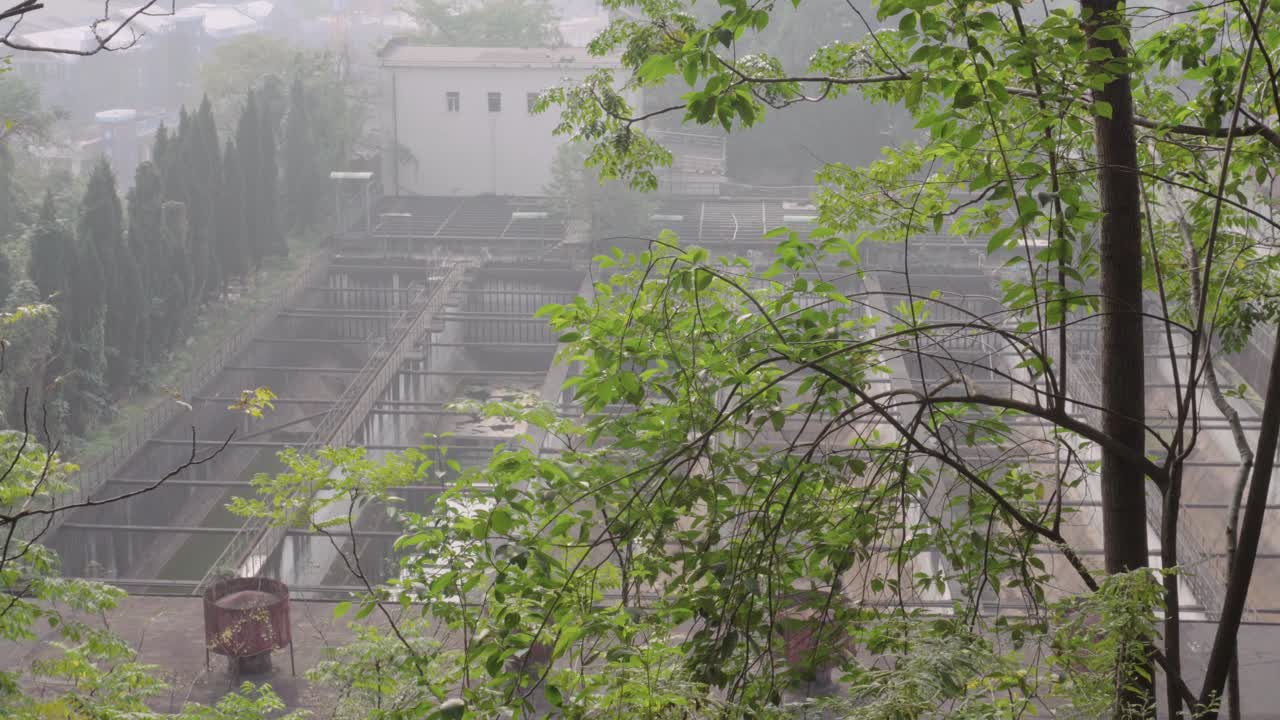 리모델링 중 인  ⁇ 손 된 공장