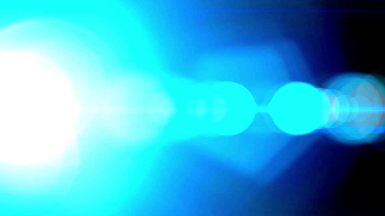 Transizione con flare della lente blu brillante su sfondo nero