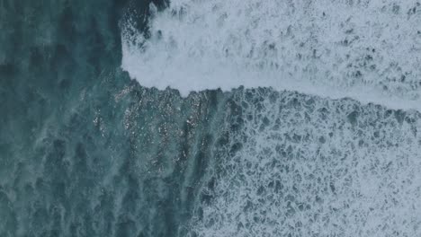 vista aérea de arriba hacia abajo de drones de la acción de las olas en el sunzal el salvador