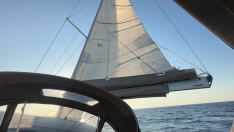 yate de vela en un día soleado