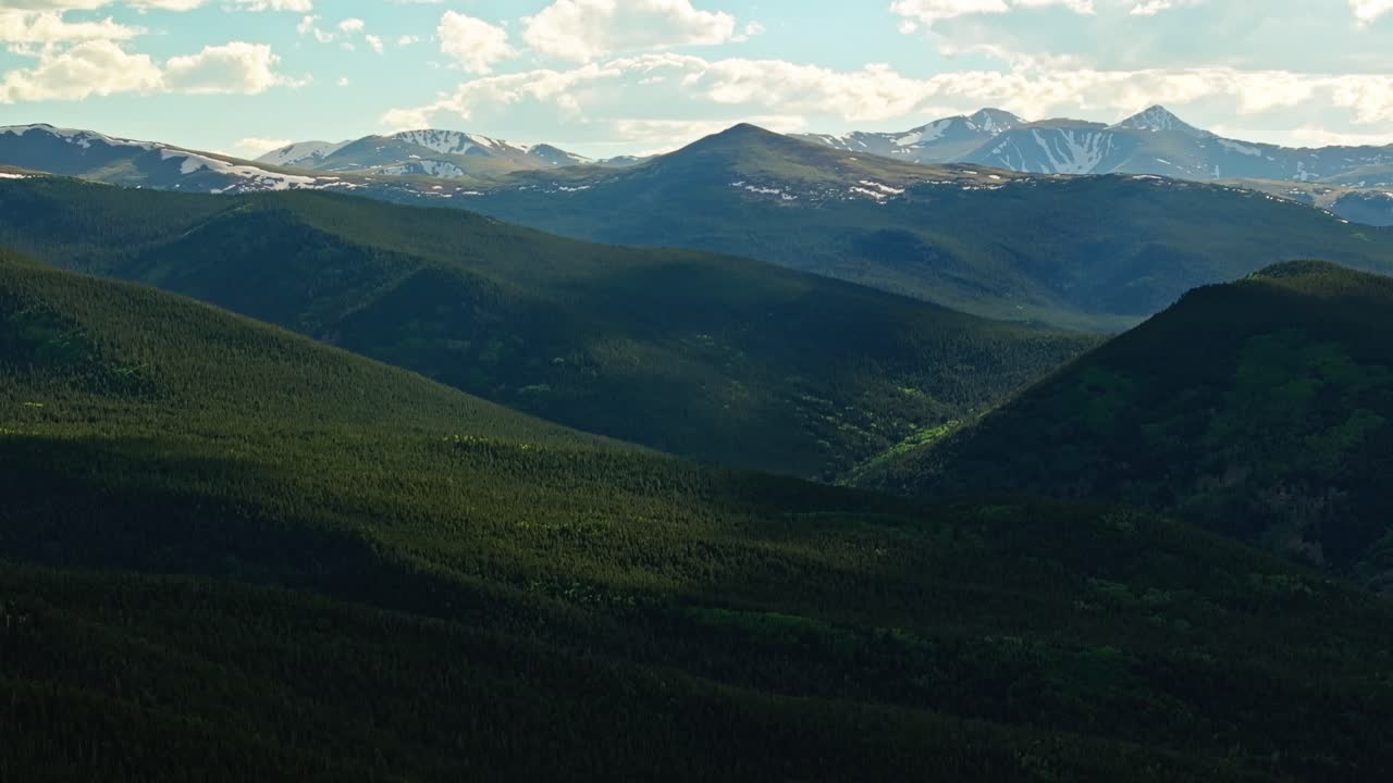 Pemandangan panorama luas pegunungan berhutan yang memukau dari Gunung Blue Sky Colorado