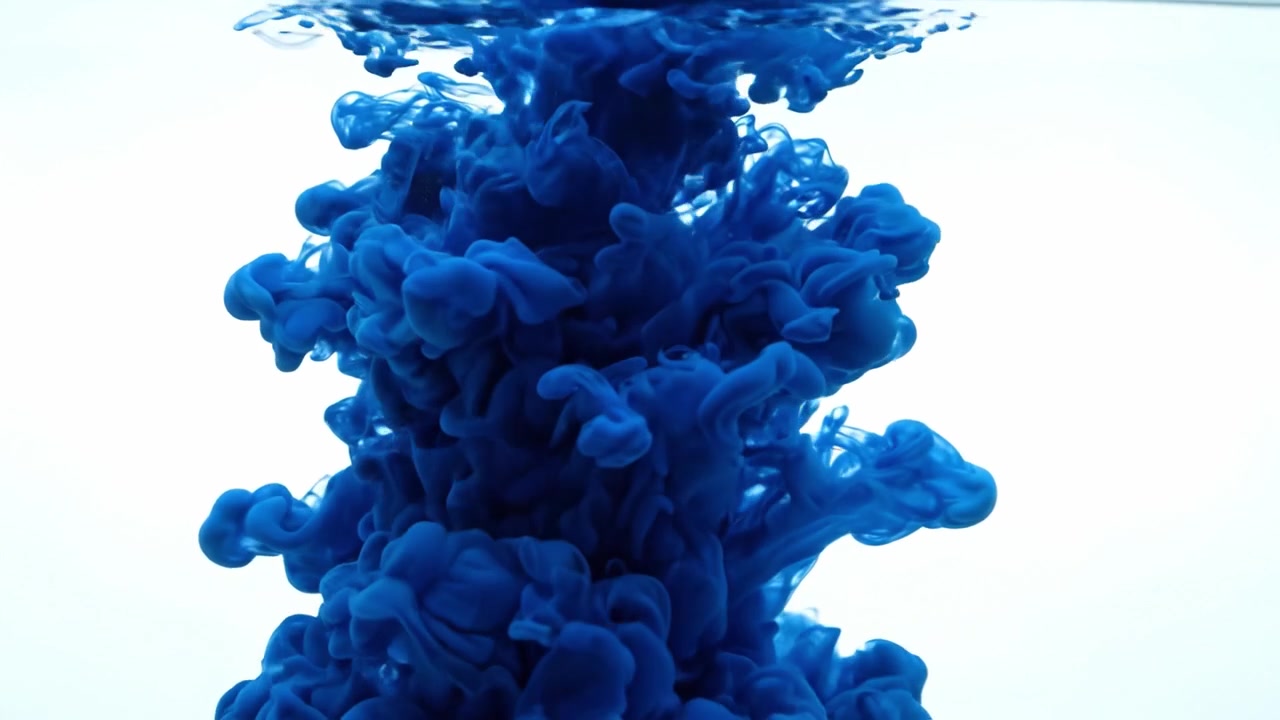 Uno Spettacolo Affascinante di Inchiostro Blu Intenso che Si Agita nell'Acqua, Mostrando il Bellissimo Movimento e i Motivi Creati dalla Dinamica del Liquido Colorato.