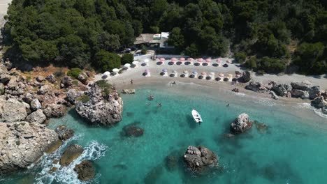 El-Dron-Desciende-Inclinándose-Hacia-Arriba-Para-Revelar-Una-Escapada-A-Un-Resort-Ubicado-En-Un-Bosque-Tropical.