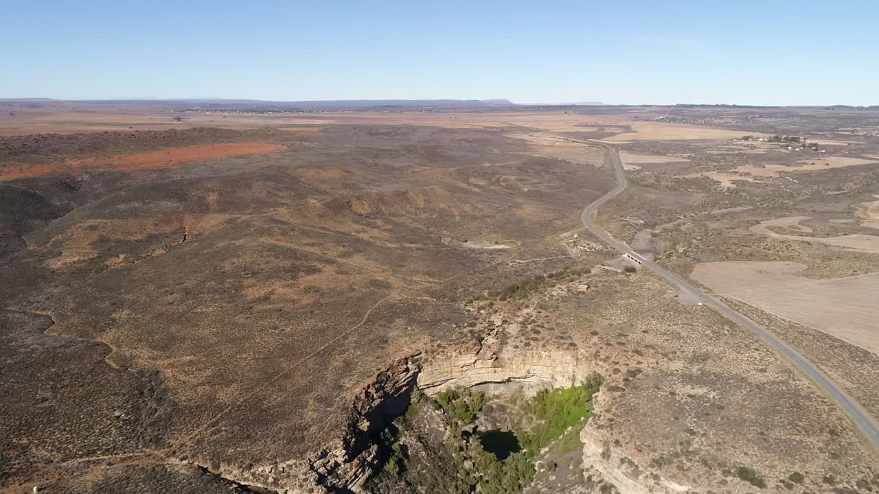 vistas aéreas de la ciudad de nieuwoudtville en el cabo norte de sudáfrica con flores de marzo florecientes y el impresionante paisaje del plato