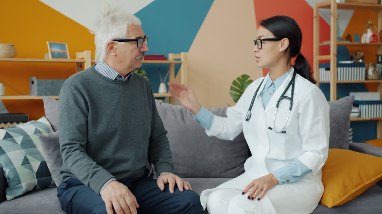 el médico consulta a un paciente de edad avanzada