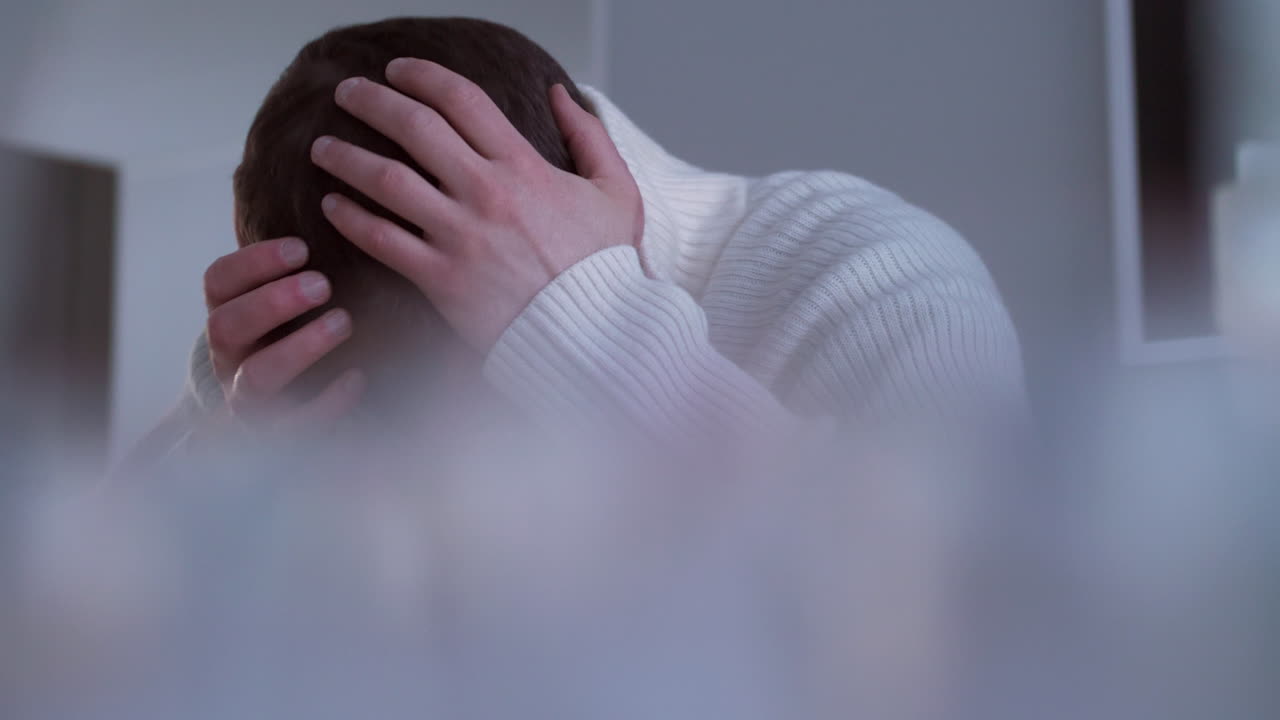 우울한 청년은 손으로 얼굴을 덮고, 신경 쇠약, 돌리 샷