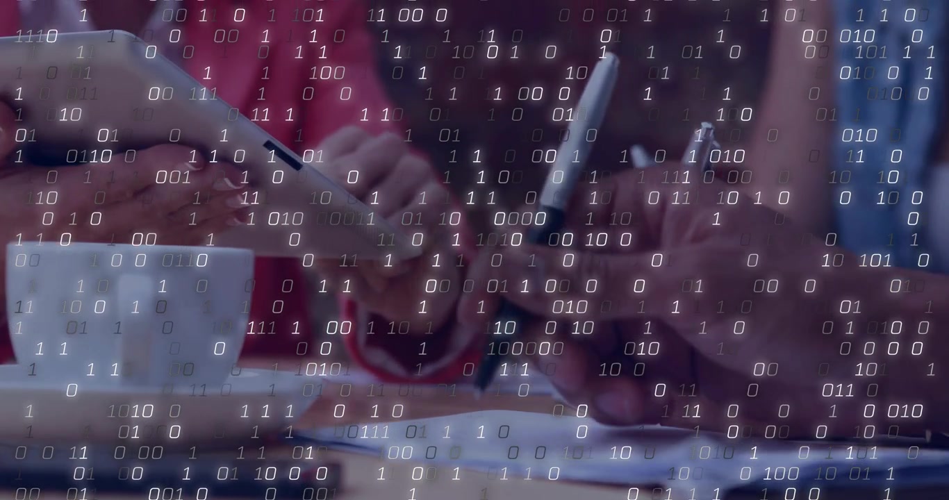Binärziffern erscheinen, Hände tippen auf ein Tablet und ein Stift schreibt Notizen für die Zusammenarbeit.