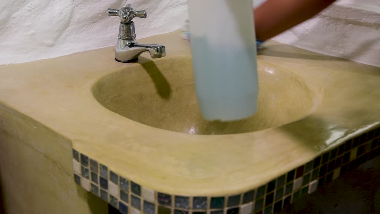 服務員深層清潔,以預防covid-19疾病使用藍色手套和噴霧在洗手盆,衛生概念