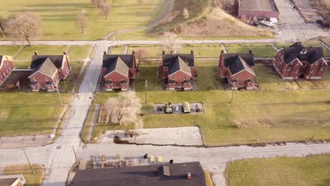 Ariel-Vista-De-Una-Hilera-De-Casas-En-El-Histórico-Fort-Wayne,-Detroit,-Michigan