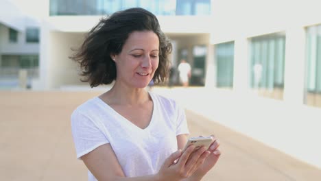 hermosa mujer madura haciendo una videollamada a través de un teléfono inteligente.