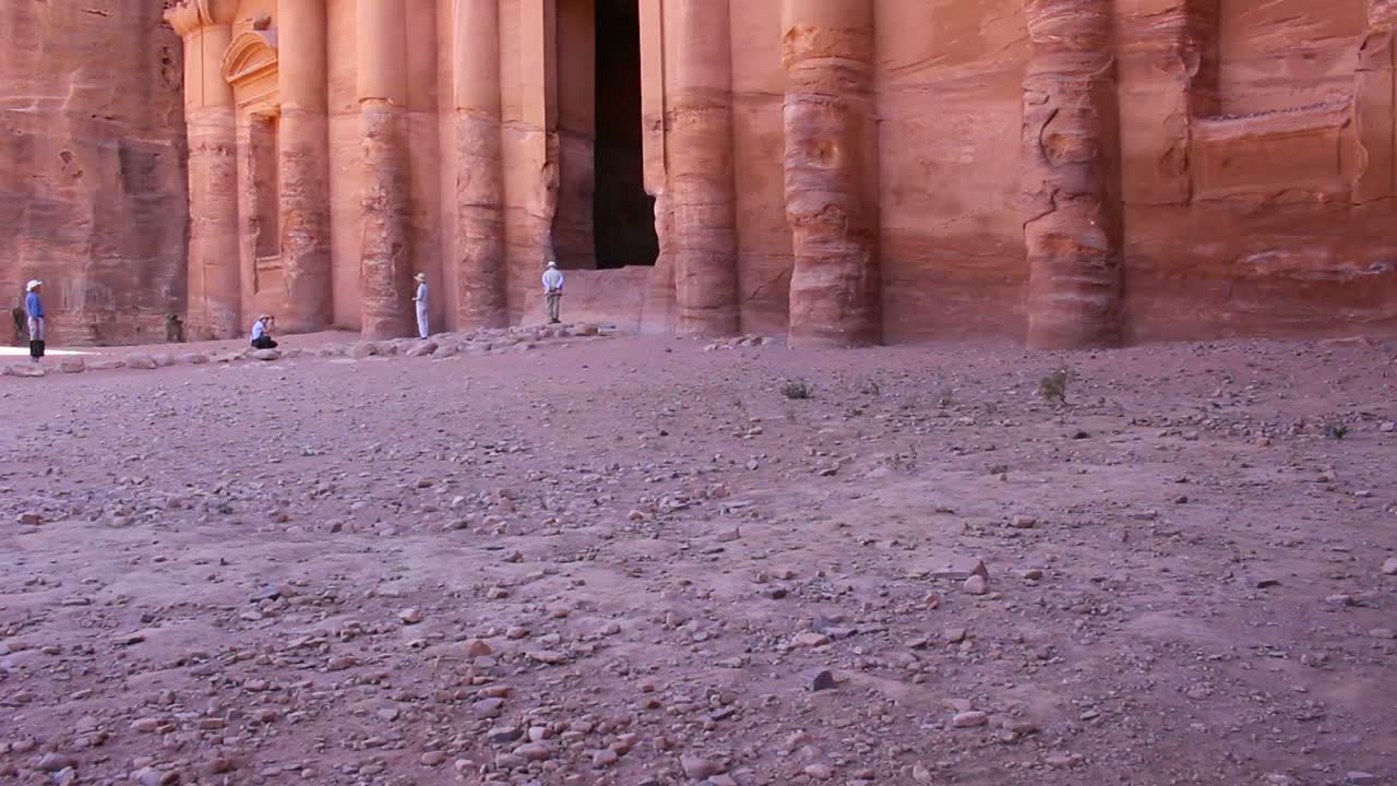 incline hacia la tumba del monasterio la antigua ciudad nabatea de petra en jordania