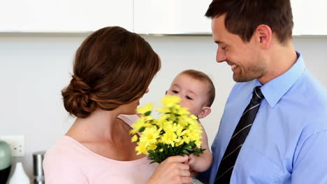 Padre,-Madre-Sorprendente,-Tenencia,-Bebé,-Con,-Flores-Amarillas