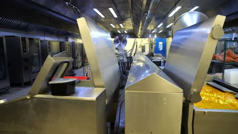 cocina comercial con electrodomésticos de acero inoxidable, el establecimiento de tiro